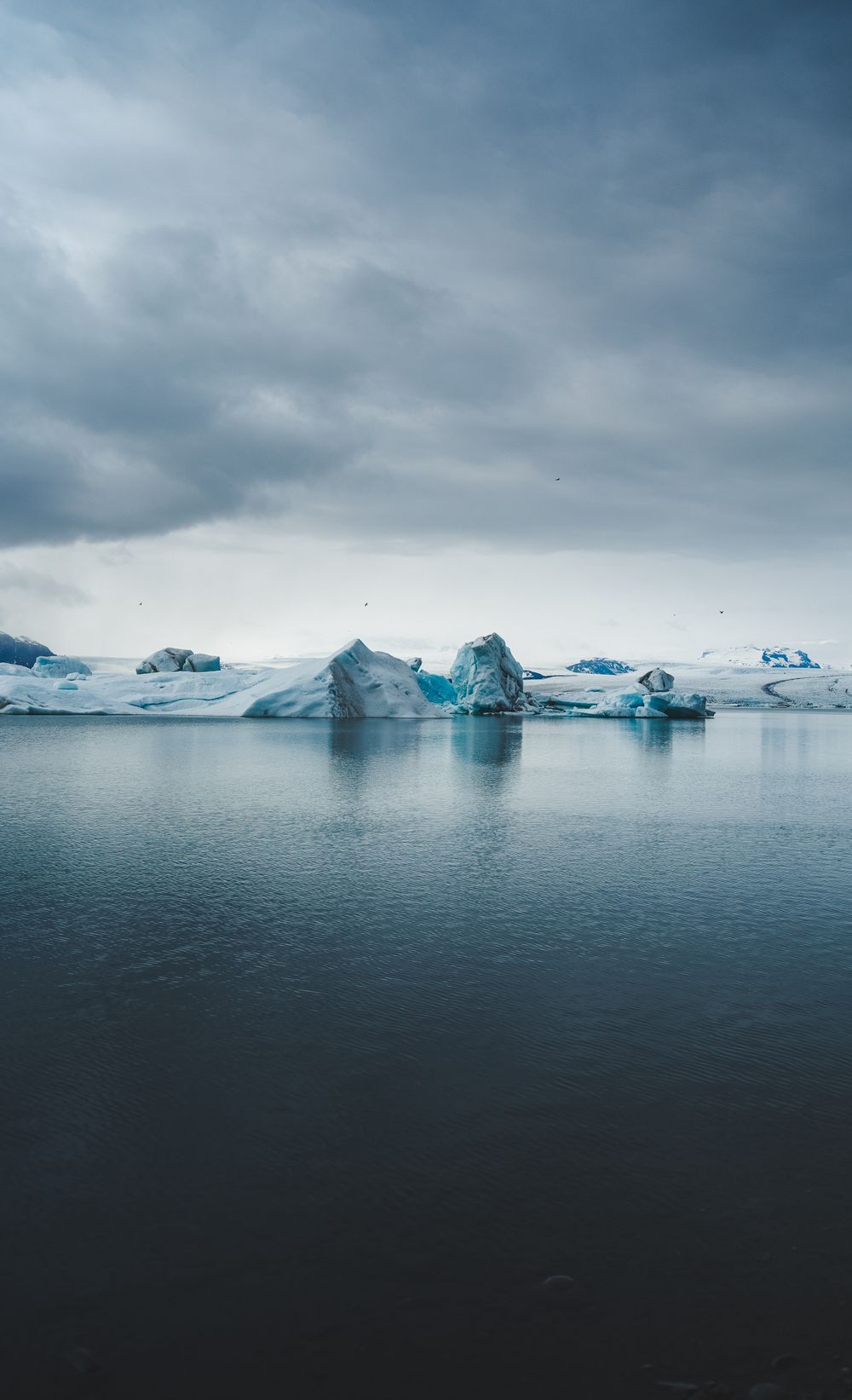 Eisberge unter Wolkendecke 1000×1643 Eisberge unter geschlossener Wolkendecke — was bei der Anonymität unter der Oberfläche liegt