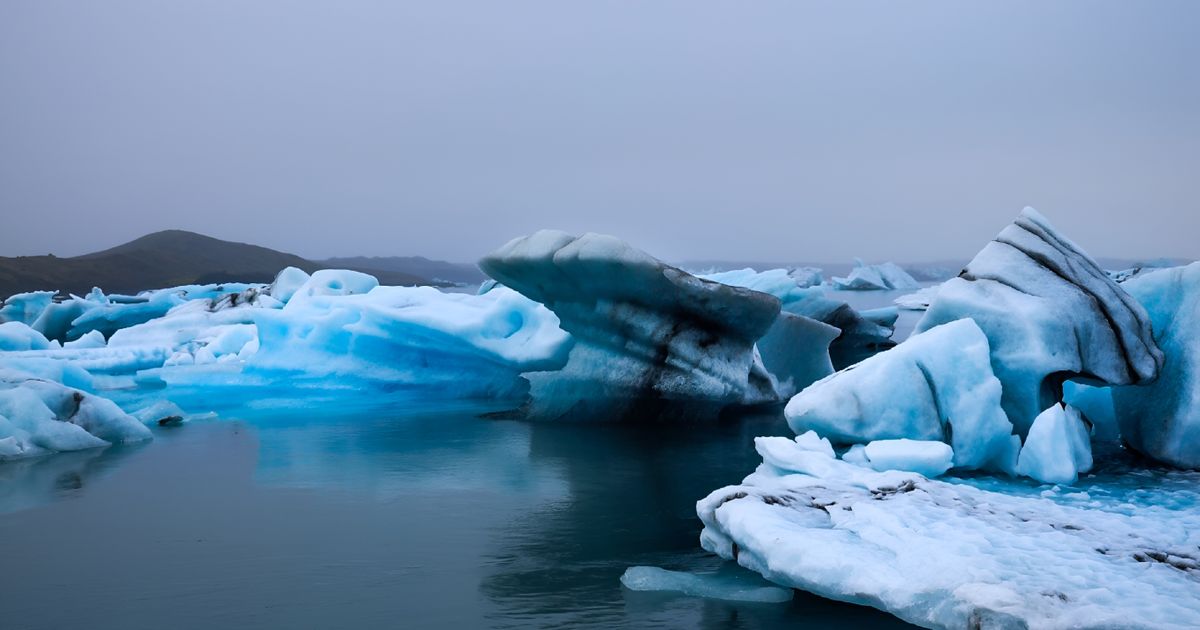 Eisberge in ruhigem Wasser — Beitragsbild zum Artikel über die Anbieterwahl bei Mitarbeiterbefragungen