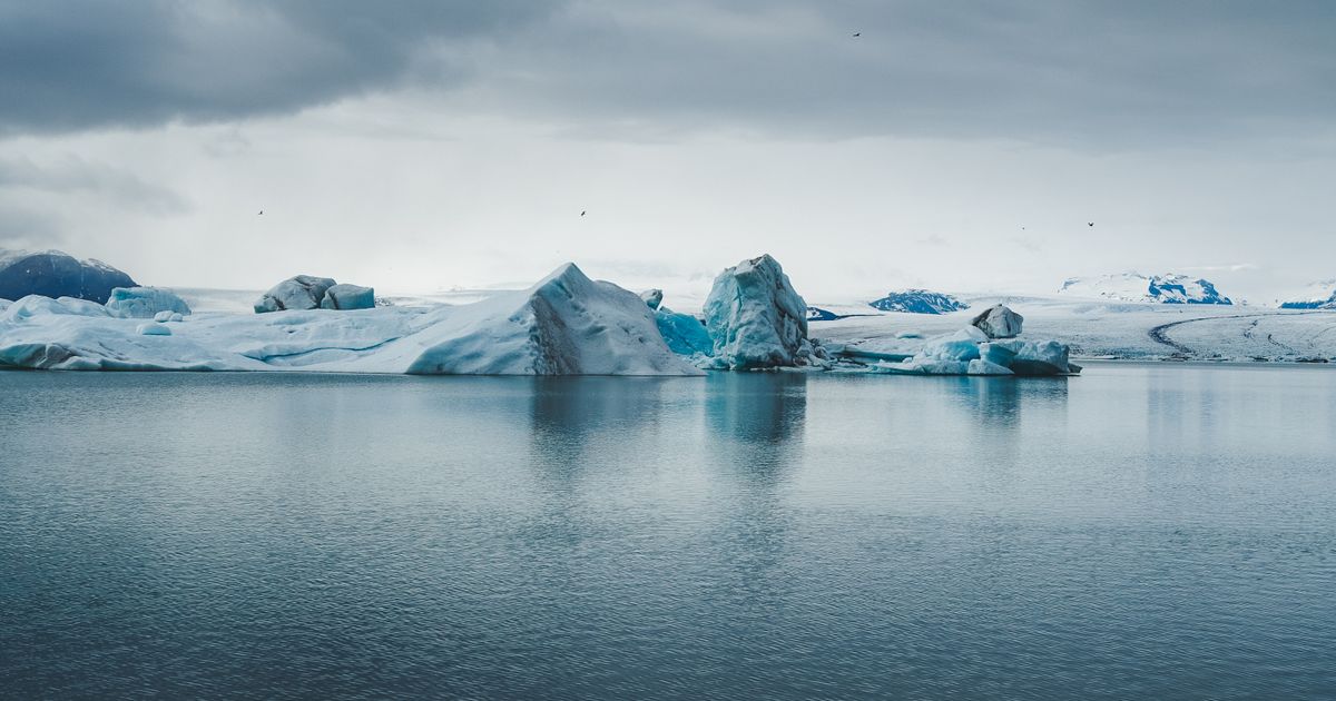 Eisberge unter Wolkendecke — Beitragsbild zum Artikel über Anonymität bei Mitarbeiterbefragungen